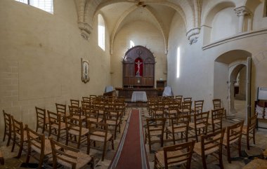 Provins, Fransa - 09 01 2024: Saint-Quiriace kolej kilisesi. Kilisenin içine bak.