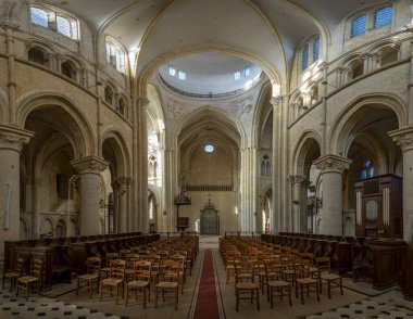 Provins, Fransa - 09 01 2024: Saint-Quiriace kolej kilisesi. Kilisenin içine bak.