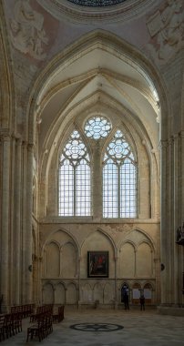 Provins, Fransa - 09 01 2024: Saint-Quiriace kolej kilisesi. Kilisenin içine bak.