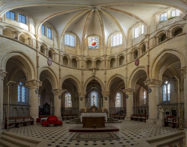 Provins, Fransa - 09 01 2024: Saint-Quiriace kolej kilisesi. Kilisenin içine bak.