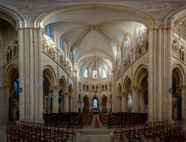 Provins, Fransa - 09 01 2024: Saint-Quiriace kolej kilisesi. Kilisenin içine bak.