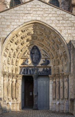 Provins, Fransa - 09 01 2024: Saint-Ayoul Kilisesi. Kilisenin ön cephesi ve bronz kapısının dışına bak
