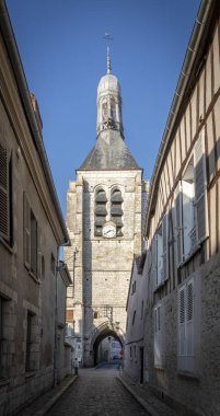 Provins, Fransa - 09 01 01 2024: Ortaçağ 'daki Notre-Dame-Du-Val kulesinin cephesine bakın