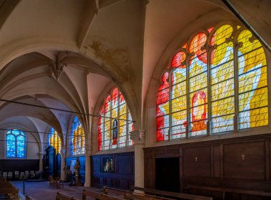 Provins, Fransa - 09 01 2024: Saint-Ayoul Kilisesi. Yeni vitray pencerelerin kilisesine bakın.