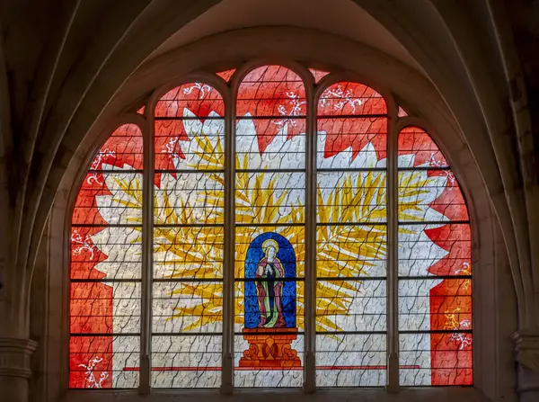Provins, Fransa - 09 01 2024: Saint-Ayoul Kilisesi. Yeni vitray pencerelerin kilisesine bakın.