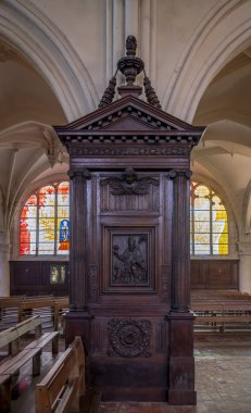 Provins, Fransa - 09 01 2024: Saint-Ayoul Kilisesi. Yeni vitray pencerelerin ve ahşap işçiliğinin kilisesinin içine bak.