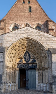 Provins, Fransa - 09 01 2024: Saint-Ayoul Kilisesi. Kilisenin ön cephesi ve bronz kapısının dışına bak