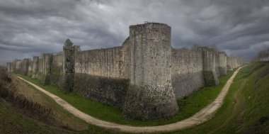 Provins, Fransa - 11: 30 2024: Ortaçağ Surlarının Panoramik Görünümü