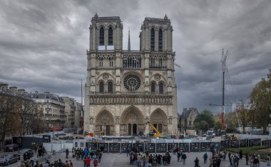 Paris, Fransa - 109 2024: Notre Dame de Paris. Notre-Dame katedralinin ön ve ön cephesinin panoramik görüntüsü