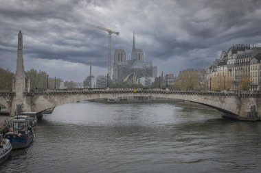 Paris, Fransa - 109 2024: Notre Dame de Paris. Notre-Dame Katedrali 'nin panoramik manzarası ve rıhtımdan The Seine.