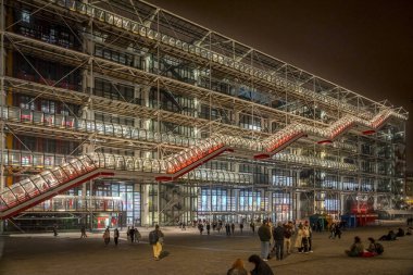 Paris, Fransa - 109 2024: Pompidou Merkezi: Pompidou Merkez binasının cephesi