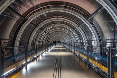 Paris, Fransa - 109 2024: Pompidou Merkezi: Pompidou Merkez binasının cephesi