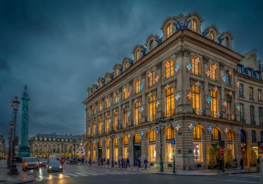 Paris, Fransa - 12.11.2024 Vendome Meydanı. Gece vakti Louis Vuitton 'un Noel süslemeleriyle görünüşü