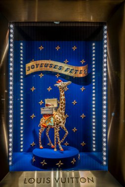 Paris, Fransa - 12.11.2024 Vendome Meydanı. Gece vakti Louis Vuitton 'un Noel süslemeleriyle görünüşü