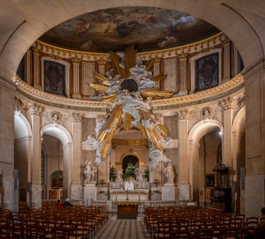 Paris, Fransa - 12.11 2024: Saint-Roch Kilisesi içinde panoramik manzara