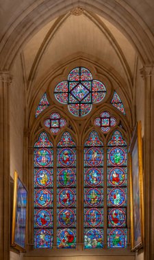 Paris, Fransa - 12: 16 2024 Notre Dame de Paris. Katedralin içinde vitray pencereli bir şapelin içine bak