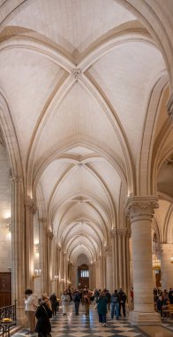 Paris, Fransa - 12: 16 2024 Notre Dame de Paris. Yan koridorun kemer, sütun ve vitray pencereli görüntüsü Katedral