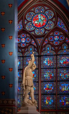 Paris, Fransa - 12: 16 2024 Notre Dame de Paris. Katedral kilisesinin içinde bir heykel ve vitray penceresi