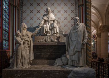 Paris, Fransa - 12: 16 2024 Notre Dame de Paris. Katedral kilisesinin içinde bir heykel ve vitray penceresi
