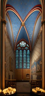 Paris, Fransa - 12: 16 2024 Notre Dame de Paris. Katedral kilisesinin içinde bir heykel ve vitray penceresi