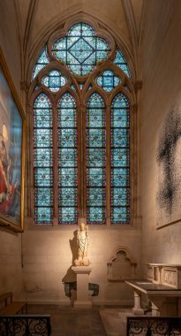 Paris, Fransa - 12: 16 2024 Notre Dame de Paris. Katedral kilisesinin içinde bir heykel, resimler ve vitraylı pencereye bakın.