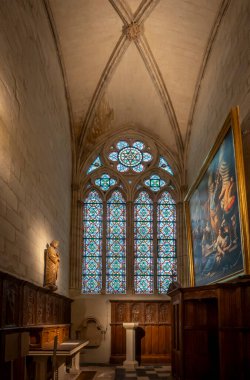 Paris, Fransa - 12: 16 2024 Notre Dame de Paris. Katedral kilisesinin içinde bir heykel, resimler ve vitraylı pencereye bakın.