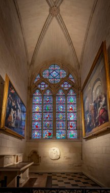 Paris, Fransa - 12: 16 2024 Notre Dame de Paris. Katedral kilisesinin içinde bir heykel, resimler ve vitraylı pencereye bakın.