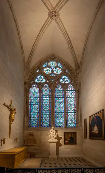 Paris, Fransa - 12: 16 2024 Notre Dame de Paris. Katedral kilisesinin içinde bir heykel, resimler ve vitraylı pencereye bakın.