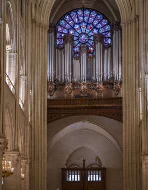 Paris, Fransa - 12: 16 2024 Notre Dame de Paris. Orgun panoramik görüntüsü ve katedralin içindeki vitray.
