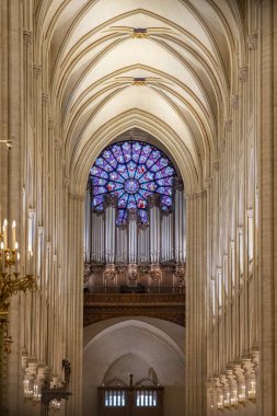 Paris, Fransa - 12: 16 2024 Notre Dame de Paris. Orgun panoramik görüntüsü ve katedralin içindeki vitray.