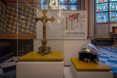 Paris, Fransa - 12: 16 2024 Notre Dame de Paris. Yanmış bir altın haç ve katedralin şapelinde bir itfaiyeci kaskı.