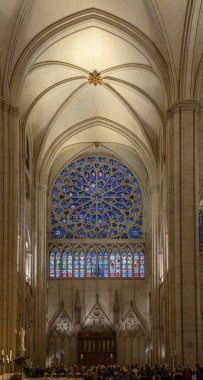 Paris, Fransa - 12: 16 2024 Notre Dame de Paris. Kuzey tarafındaki gül renkli cam pencerenin panoramik görüntüsü Katedral 'in içinden geçti.