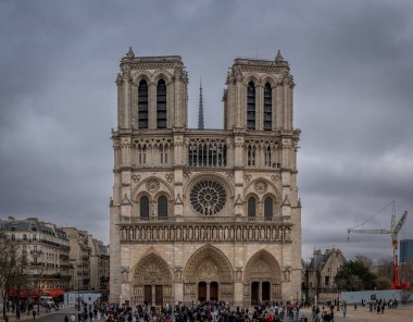 Paris, Fransa - 12: 16 2024 Notre Dame de Paris. Notre-Dame katedralinin ön ve ön cephesinin panoramik görüntüsü