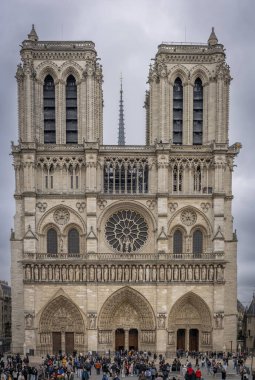 Paris, Fransa - 12: 16 2024 Notre Dame de Paris. Notre-Dame katedralinin ön ve ön cephesinin panoramik görüntüsü