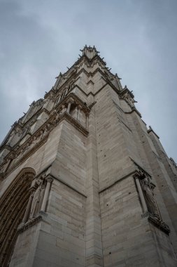 Paris, Fransa - 12: 16 2024 Notre Dame de Paris. Notre-Dame katedralinin kemer kulesinin detaylarını göster