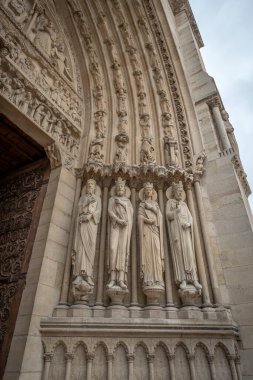Paris, Fransa - 12: 16 2024 Notre Dame de Paris. Notre-Dame katedralinin kapısının ayrıntılarını göster