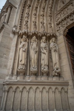 Paris, Fransa - 12: 16 2024 Notre Dame de Paris. Notre-Dame katedralinin kapısının ayrıntılarını göster