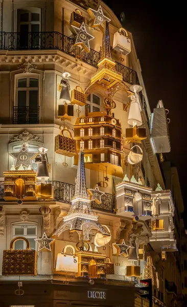 Paris, Fransa - 12: 11 2024: Hristiyan Dior Paris 'in Noel süslemeleri ile görünüşü