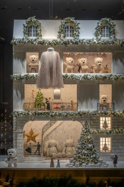 Paris, Fransa - 12: 11 2024: Hristiyan Dior Paris 'in Noel süslemeleri gece gösterimi
