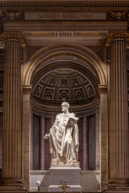 Paris, Fransa - 12: 18 2024: Madeleine Kilisesi 'ndeki Aziz Augustus heykelinin ayrıntıları