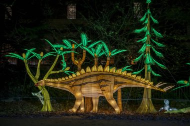 Paris, Fransa - 12: 2024: Jardin des Plantes 'in sokaklarında Jurasik türleri keşfetmek, ki bunlar Noel gecesi aydınlatılıyor