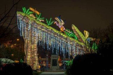 Paris, Fransa - 12: 2024: Jardin des Plantes 'in sokaklarında Jurasik türleri keşfetmek, ki bunlar Noel gecesi aydınlatılıyor