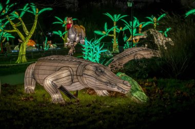 Paris, Fransa - 12: 2024: Jardin des Plantes 'in sokaklarında Jurasik türleri keşfetmek, ki bunlar Noel gecesi aydınlatılıyor