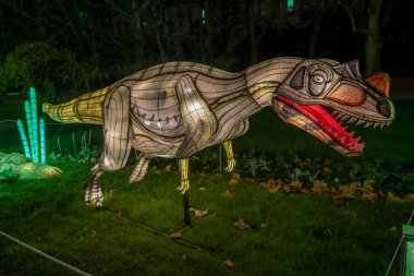 Paris, Fransa - 12: 2024: Jardin des Plantes 'in sokaklarında Jurasik türleri keşfetmek, ki bunlar Noel gecesi aydınlatılıyor