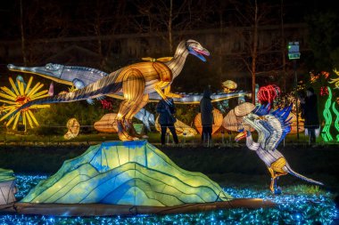 Paris, Fransa - 12: 2024: Jardin des Plantes 'in sokaklarında Jurasik türleri keşfetmek, ki bunlar Noel gecesi aydınlatılıyor