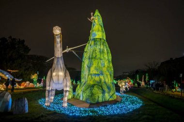 Paris, Fransa - 12: 2024: Jardin des Plantes 'in sokaklarında Jurasik türleri keşfetmek, ki bunlar Noel gecesi aydınlatılıyor