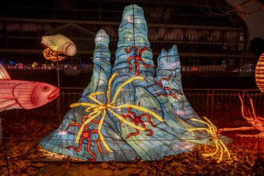 Paris, Fransa - 12: 2024: Jardin des Plantes 'in sokaklarında Jurasik türleri keşfetmek, ki bunlar Noel gecesi aydınlatılıyor