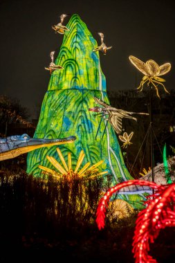 Paris, Fransa - 12: 2024: Jardin des Plantes 'in sokaklarında Jurasik türleri keşfetmek, ki bunlar Noel gecesi aydınlatılıyor