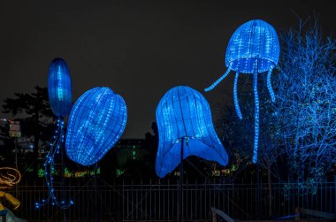 Paris, Fransa - 12: 2024: Jardin des Plantes 'in sokaklarında Jurasik türleri keşfetmek, ki bunlar Noel gecesi aydınlatılıyor