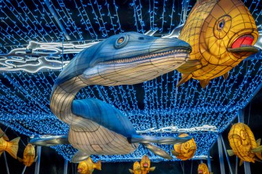 Paris, Fransa - 12: 2024: Jardin des Plantes 'in sokaklarında Jurasik türleri keşfetmek, ki bunlar Noel gecesi aydınlatılıyor